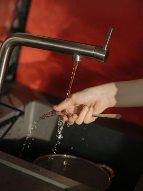 services-07 Gros plan sur une femme qui étiquette un carton avec un marqueur rouge à l’intérieur.